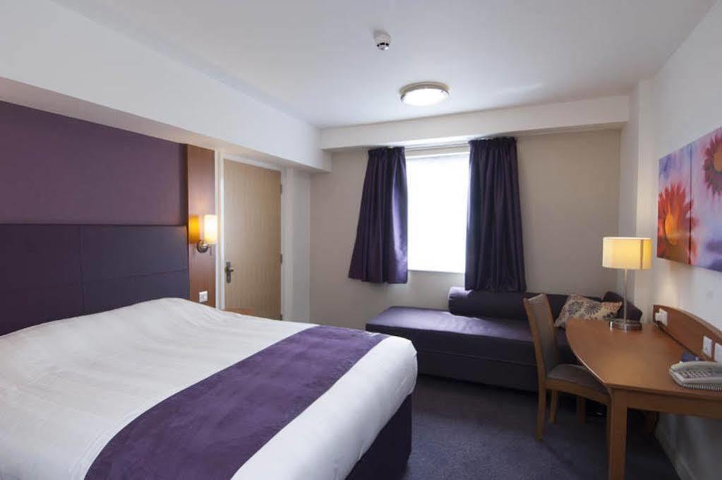 Premier Inn London City Exterior photo