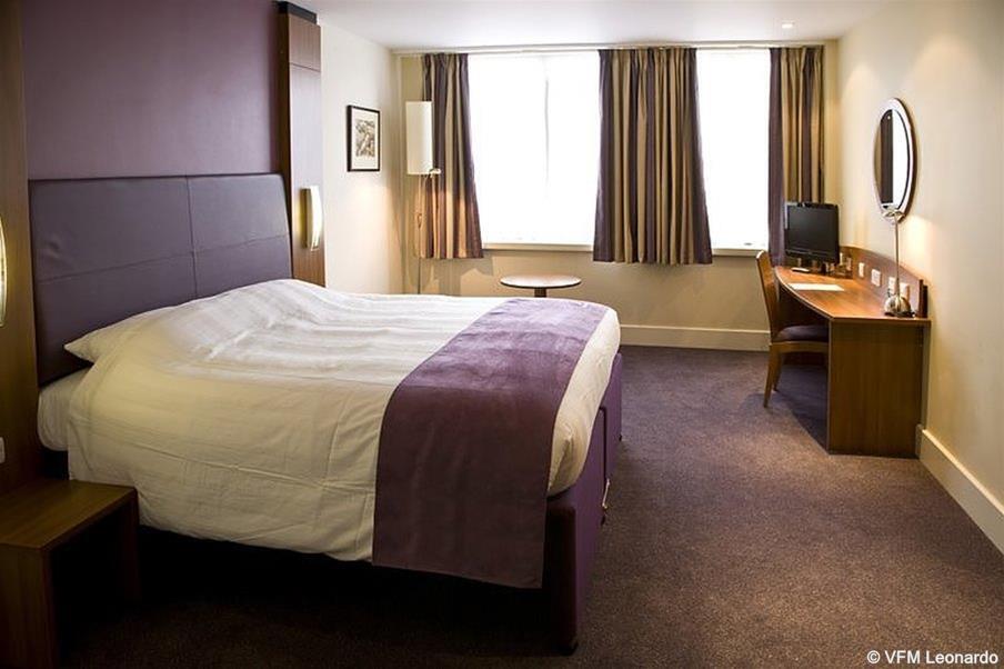 Premier Inn London City Room photo